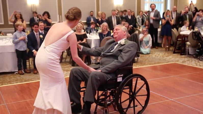 VIDEO | Emocionante baile nupcial de una novia con su padre terminal se vuelve viral