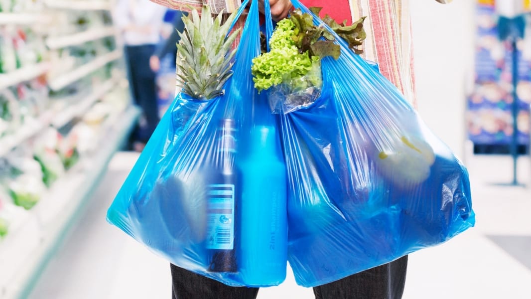 Todavía no entra en vigencia y nueva Ley de Bolsas Plásticas ya recibe críticas