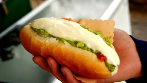 Los completos van con la palta arriba: Estudio Cadem revela que el 82% de los chilenos lo prefieren de esta manera