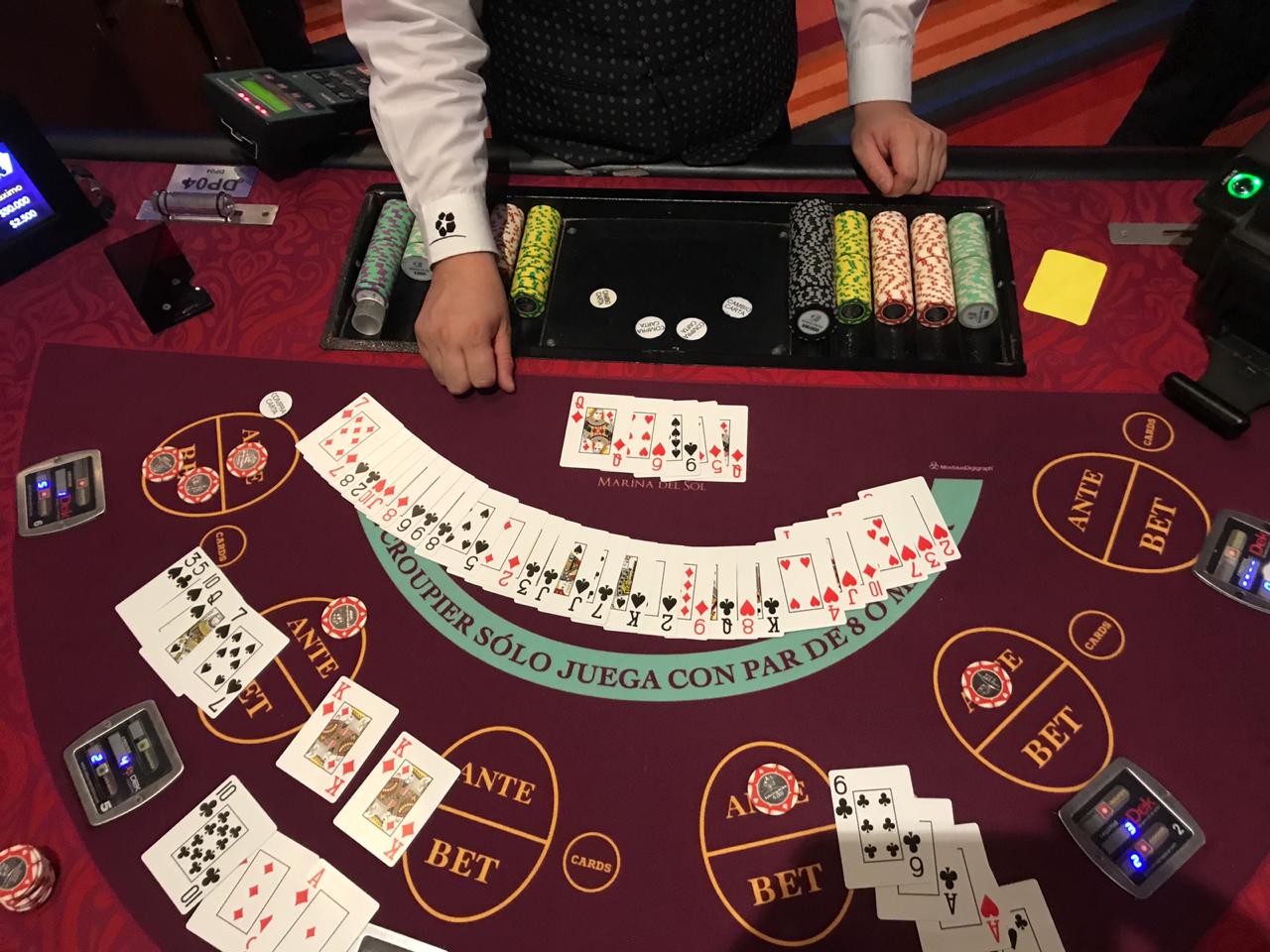 Jugadores acusan de fraude al casino por baraja de naipes adulterada