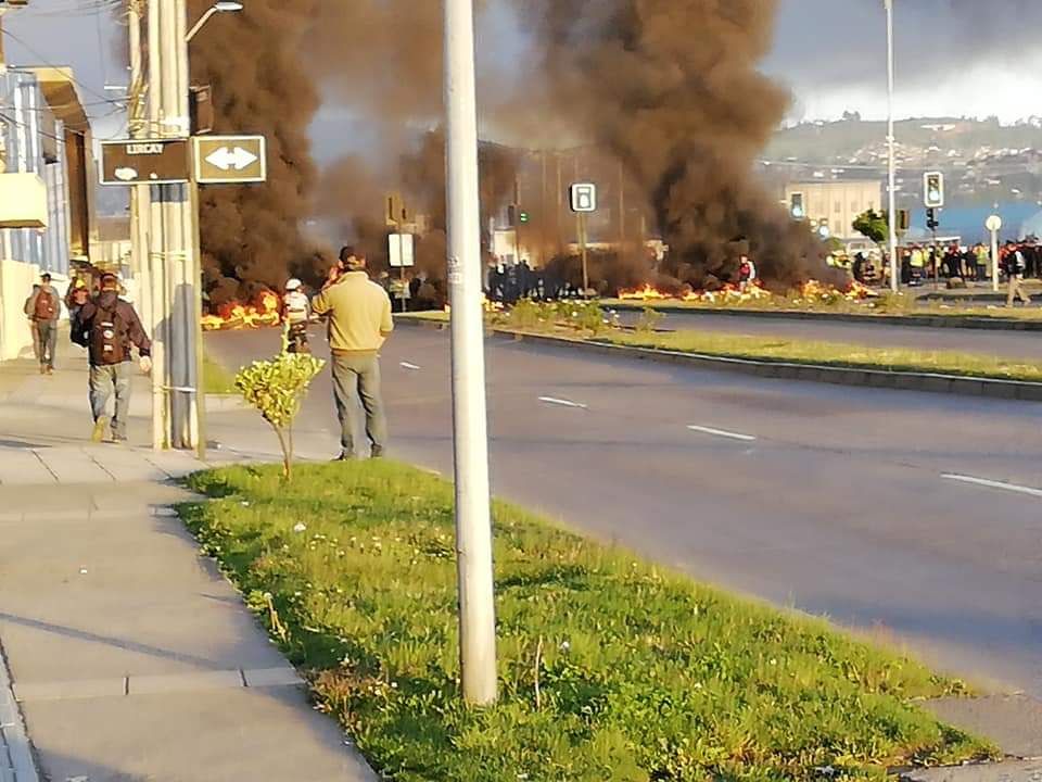 Concepción y Talcahuano amanecen con barricadas por la jibia