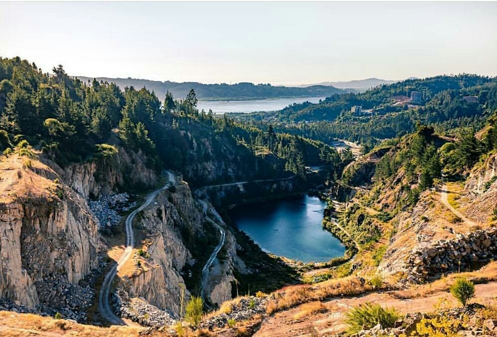 Advierten peligros de ingresar a prohibida laguna de cantera del Gran Concepción