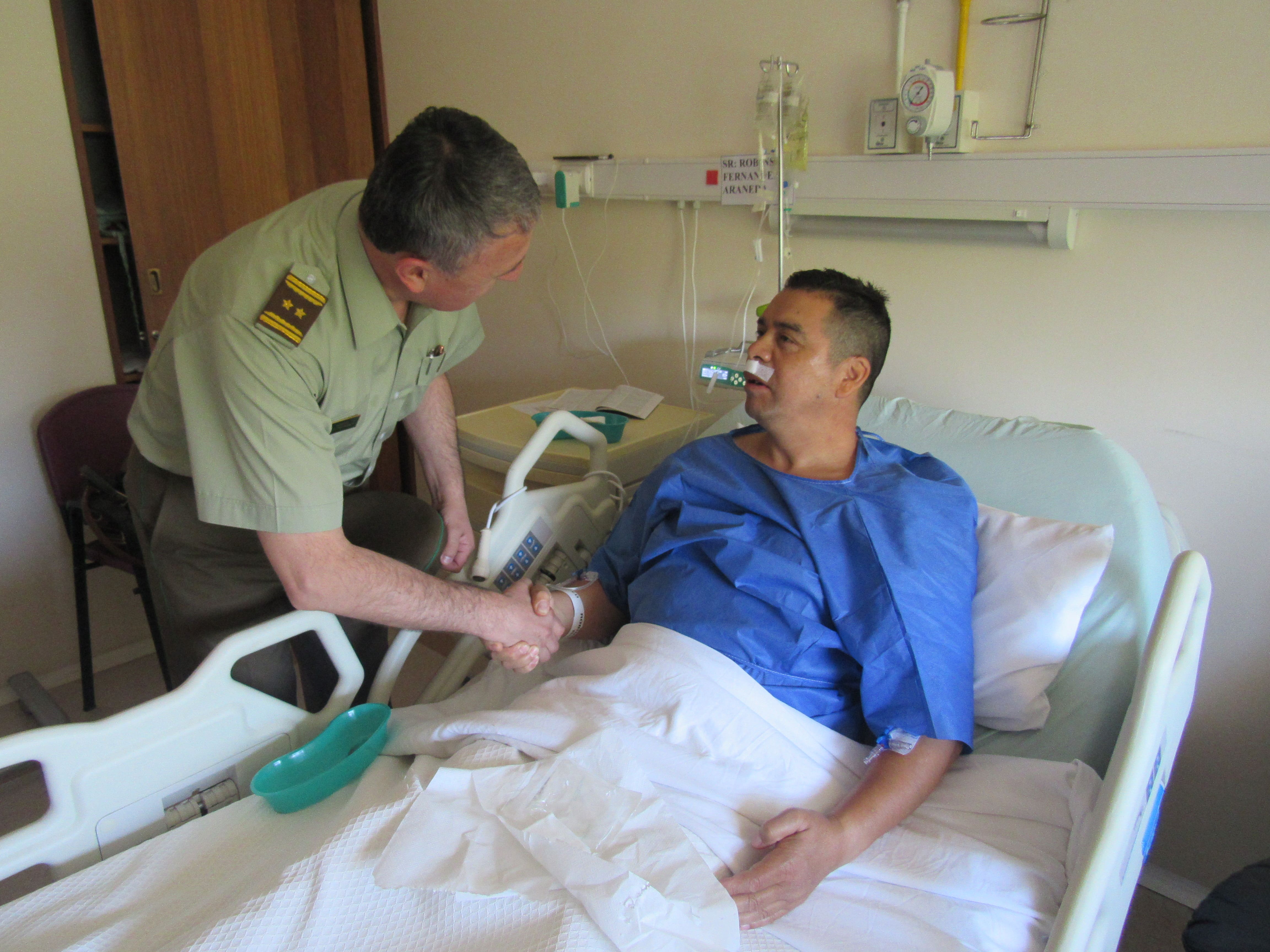 Carabinero herido durante manifestaciones en Lebu fue visitado en Hospital Naval de Talcahuano