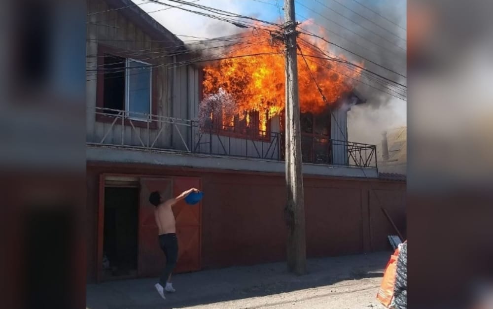 Desesperación en Talcahuano por violento incendio que consumió vivienda