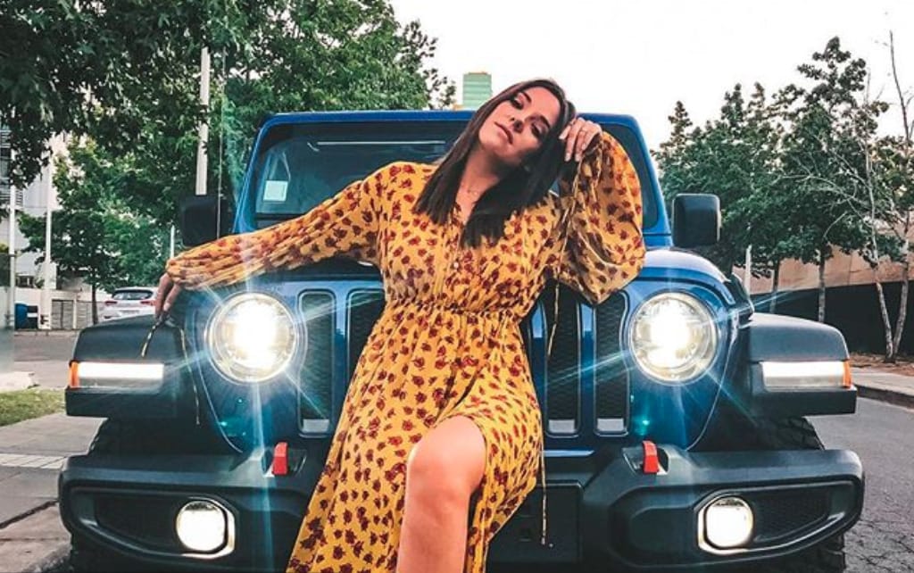 Kel Calderon es la moda: Tras su fractura luce una bota ortopédica llena de estilo