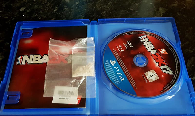 Papá encuentra “bolsa con droga” en la caja de videojuego de su hijo