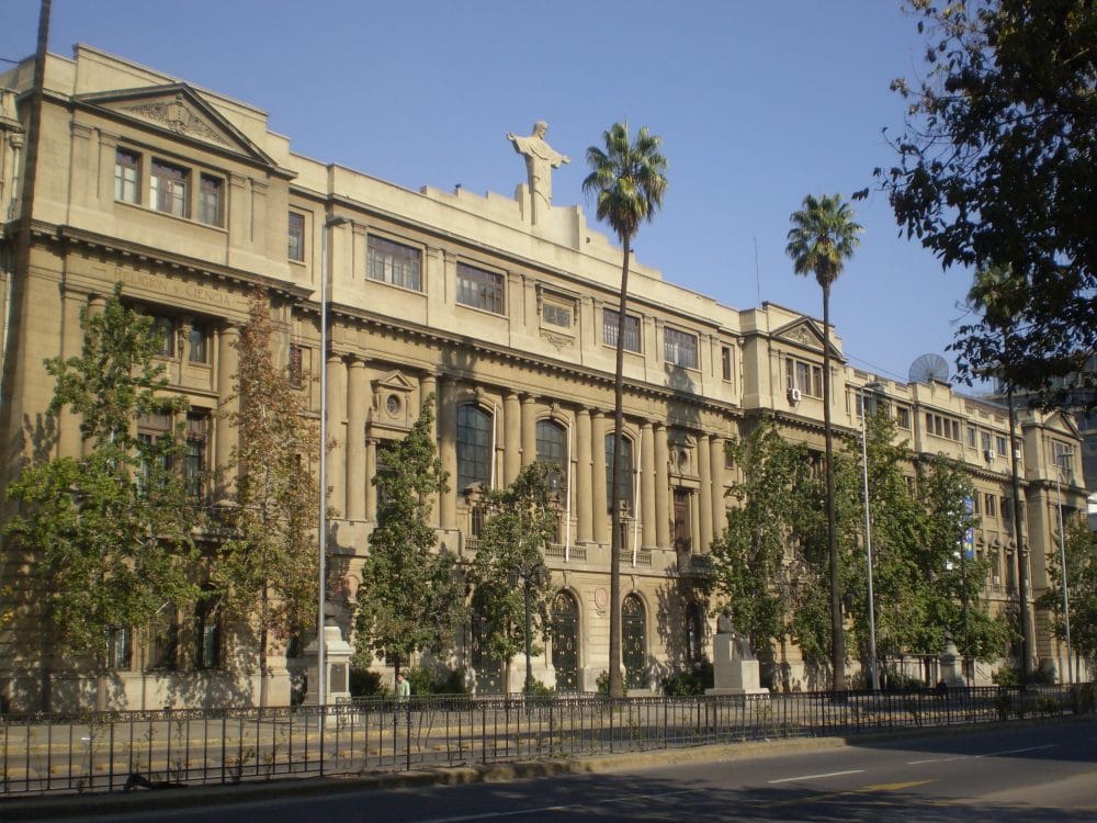 Estudiantes de la PUC exigen el despido de profesor sentenciado por magnicidio de Frei Montalva