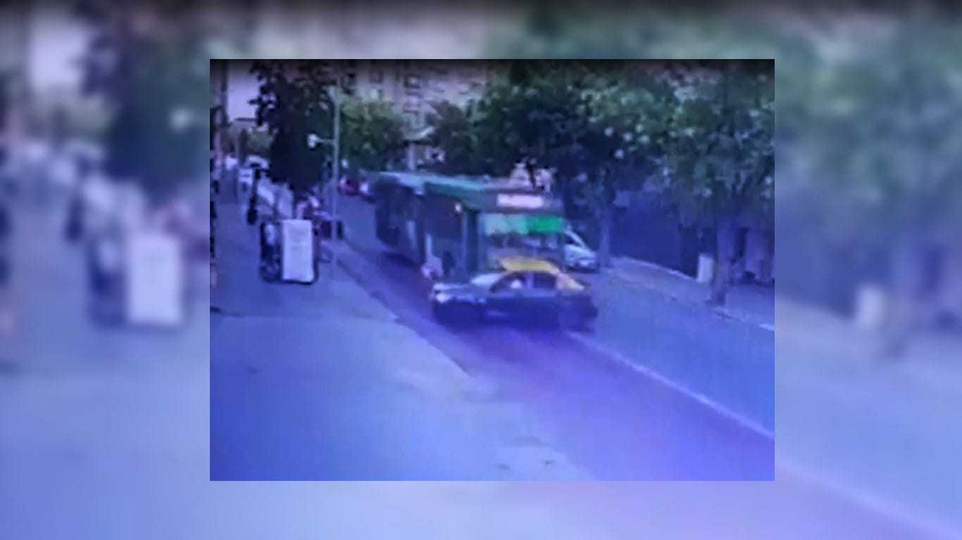 [VIDEO] Día de Furia: Bus del Transantiago arrastra taxi por más de una cuadra en pleno centro capitalino