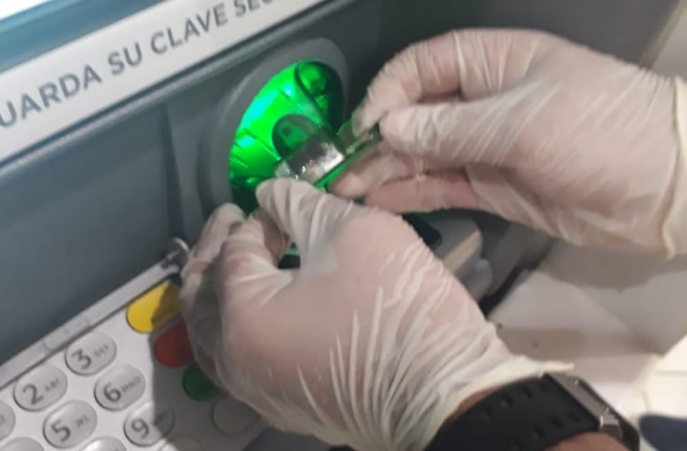 Carabineros detiene a sujeto que instaló Skimmer en cajero del Mall del Trébol