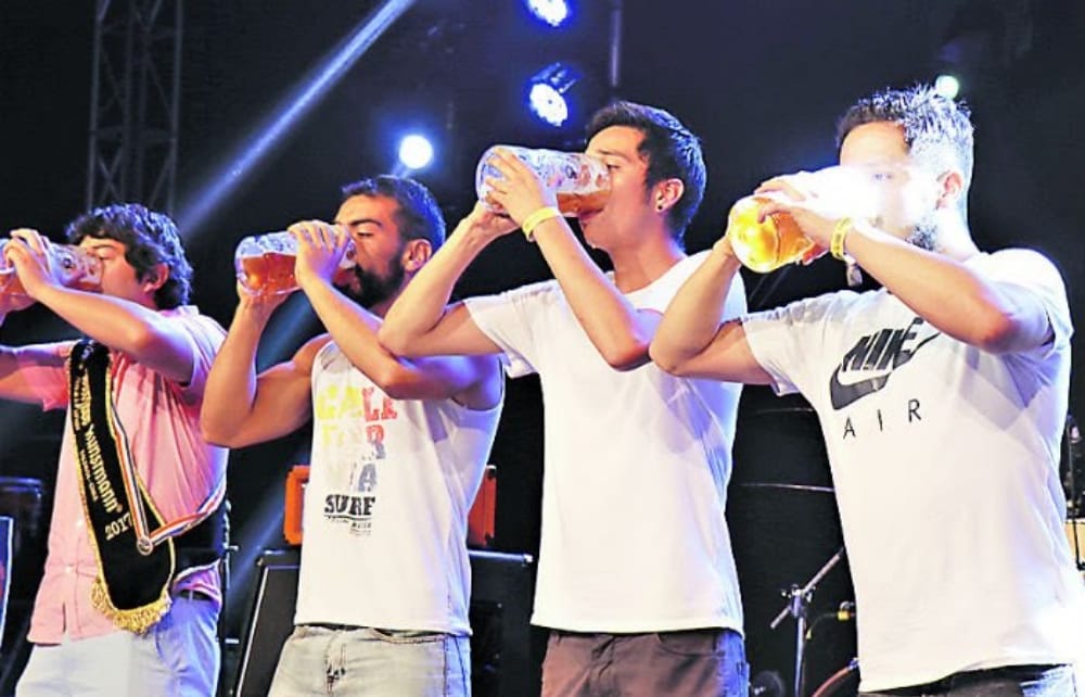 ¡Batió récord! Joven de Concepción se tomó un litro de cerveza en 9 segundos