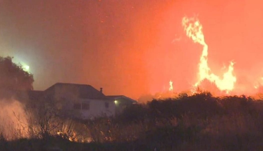 Continúa el máximo peligro en Penco por incendio: Al menos 6 lesionados leves
