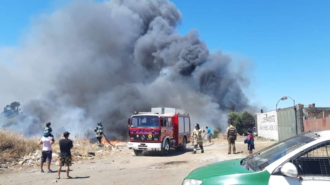 Fuego y gran columna de humo cercano a viviendas preocupa a vecinos de San Pedro de la Paz