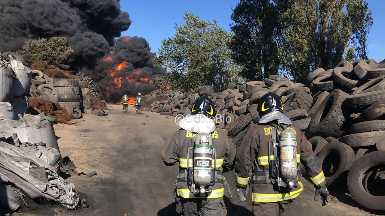 Feroz incendio en Talcahuano: Densa capa de humo negro cubre el cielo de la comuna