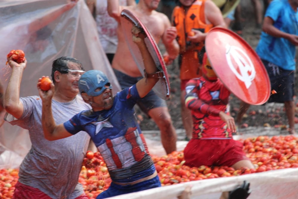 Los Avengers llegaron a defender la Tierra en la Guerra del Tomate de Quillón
