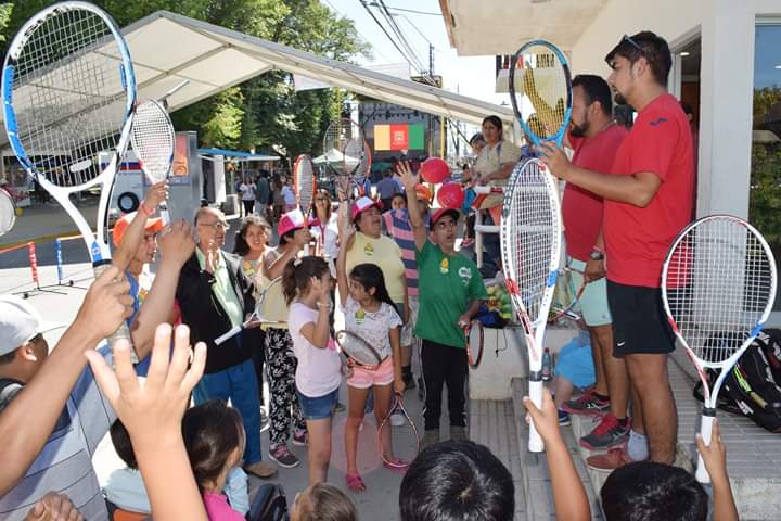 Clínica inclusiva de tenis vivieron cerca de 40 niños de la Región del Biobío