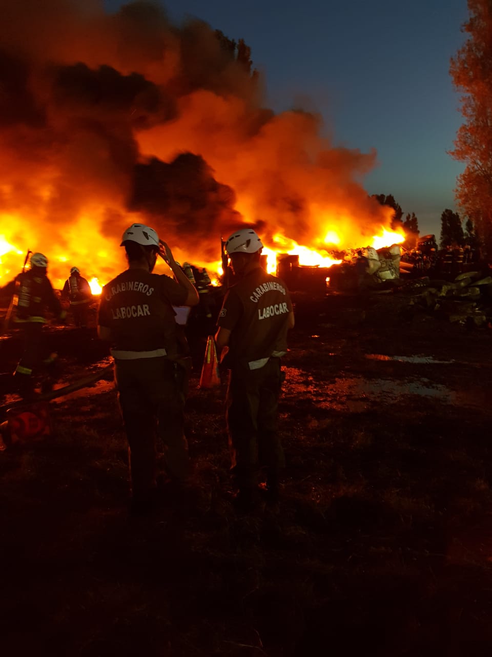Talcahuano en Alerta Amarilla por nube tóxica tras gigantesco incendio