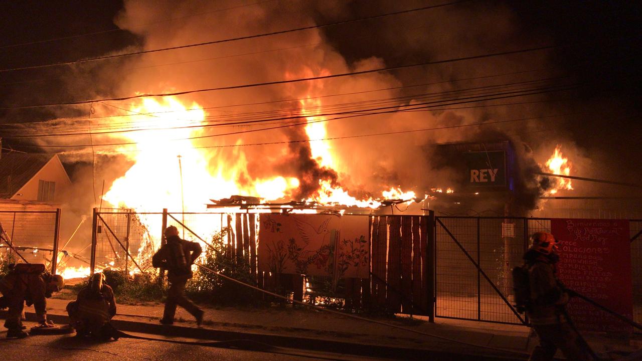 Incendio arrasó local comercial en población Palomares de Concepción