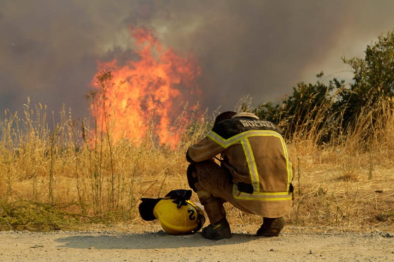 Los incendios aún no se detienen: Onemi declara Alerta Roja para seis comunas de Chile