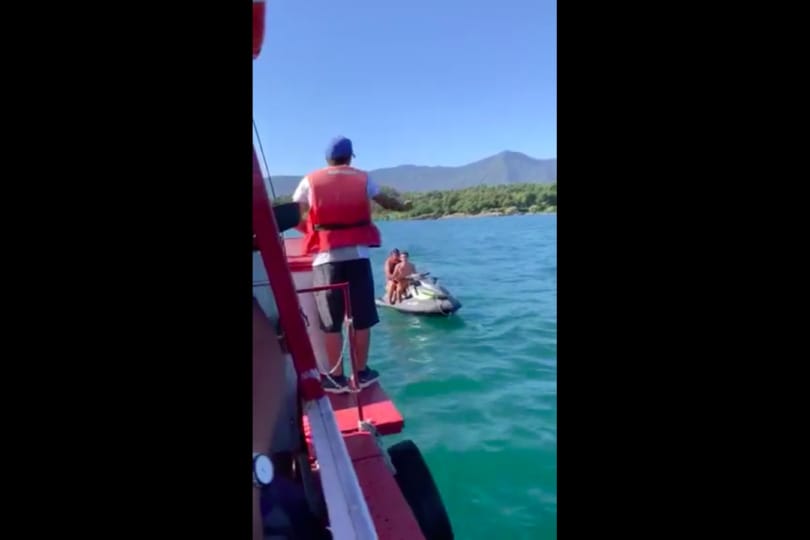 VIDEO| Jóvenes en moto de agua echan a turistas del Lago Villarica