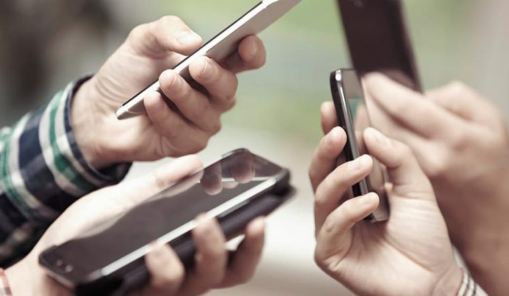 Buscan dar urgencia a proyecto de ley que impide usar celulares en bancos