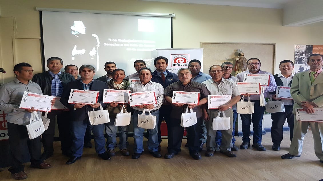 Programa “Ilumina” de CGE  capacitó a eléctricos en paneles fotovoltaicos