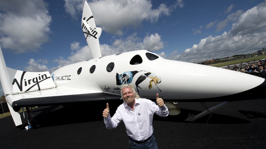 El multimillonario Richard Branson planea viajar al espacio en julio en su propia nave