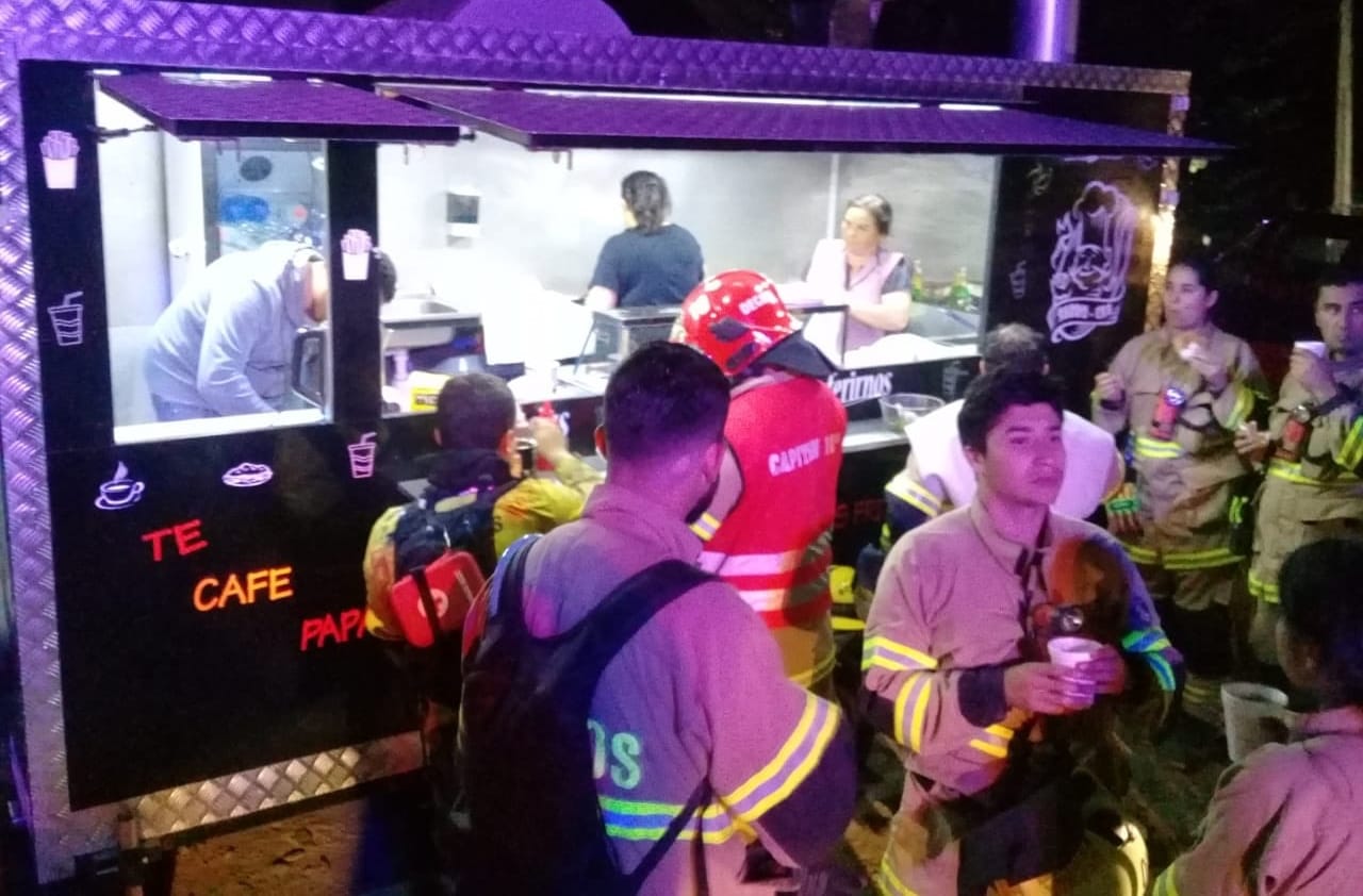 Food Truck de Nacimiento alimenta gratis a Bomberos y brigadistas que combaten incendio