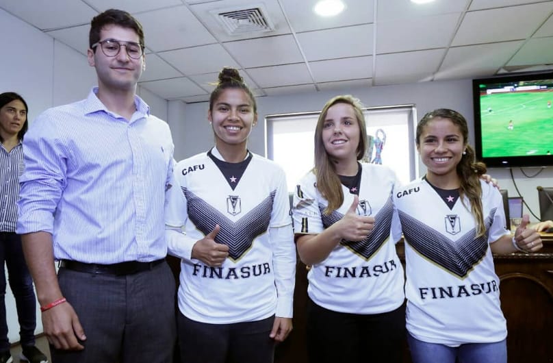 Todo un hito: Jugadoras de Santiago Morning son las primeras futbolistas en firmar contrato profesional en Chile