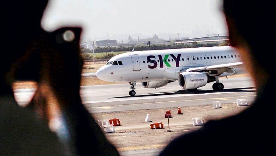 Aerolínea Sky Airlines suspendió temporalmente todas sus operaciones en Chile