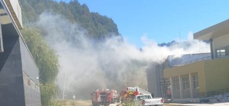 Emergencia en Universidad del Biobío: incendio afectó a un edificio del campus