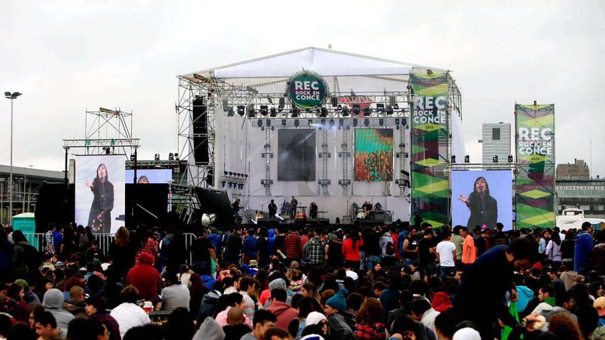 REC baja a banda del festival tras funa a vocalista: “Me intentó ahorcar”