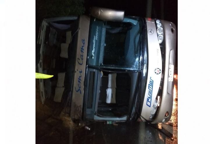 Volcamiento de bus de dos pisos deja múltiples heridos en la Ruta 160