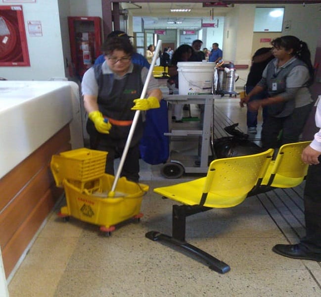 Concepción: Baño rebalsó y fétido olor a fecas humanas cubrió maternidad de Hospital Regional