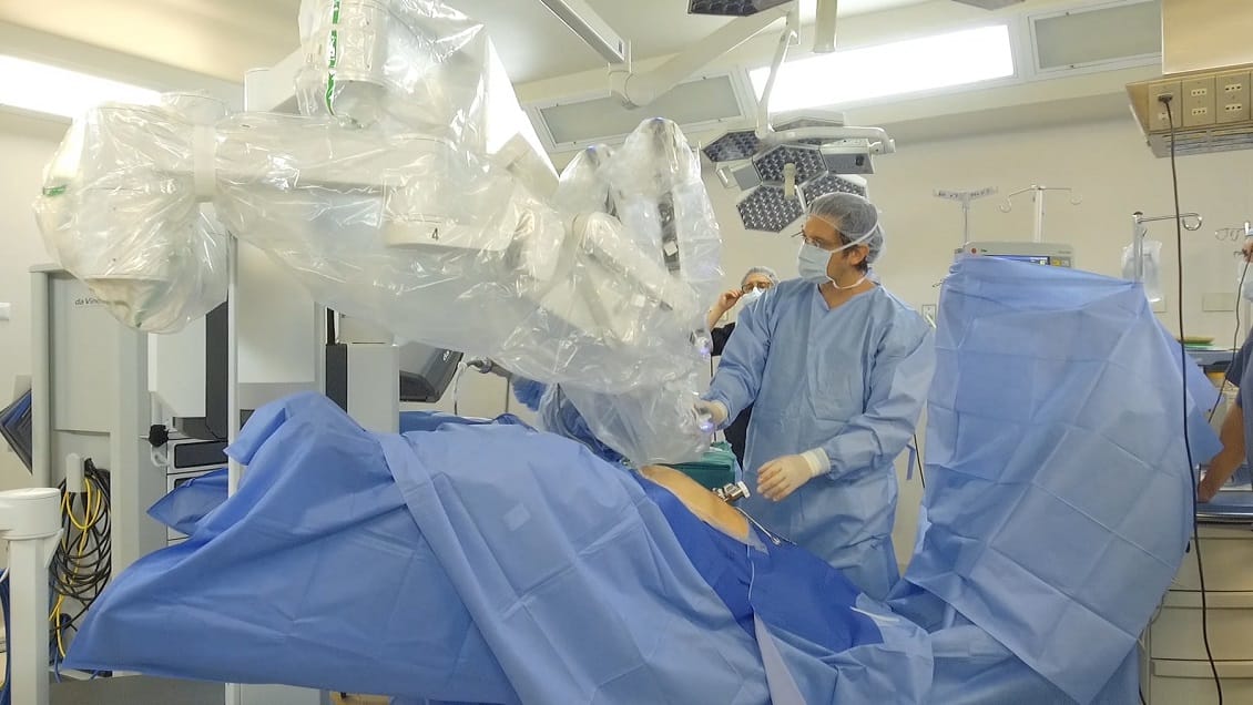 Robot de cuatro brazos realizó la primera operación quirúrgica fuera de Santiago en Concepción