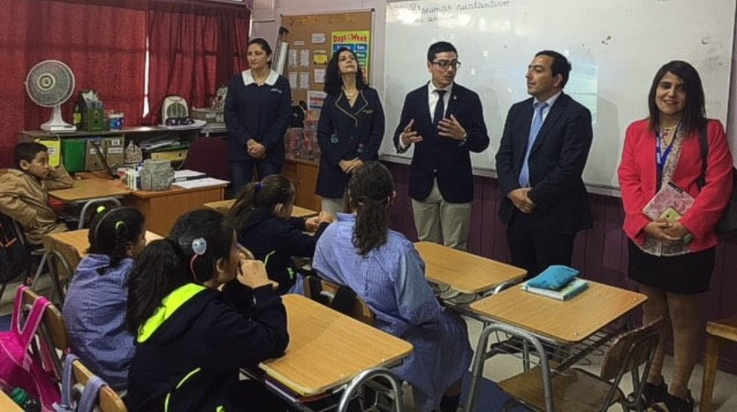 Pequeña de Penco beneficiada con implante auditivo se integra con éxito a clases