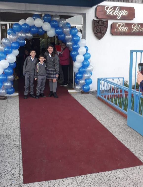 Nada que envidiarle a Viña: Alumnos de Chiguayante tuvieron alfombra roja en retorno a clases