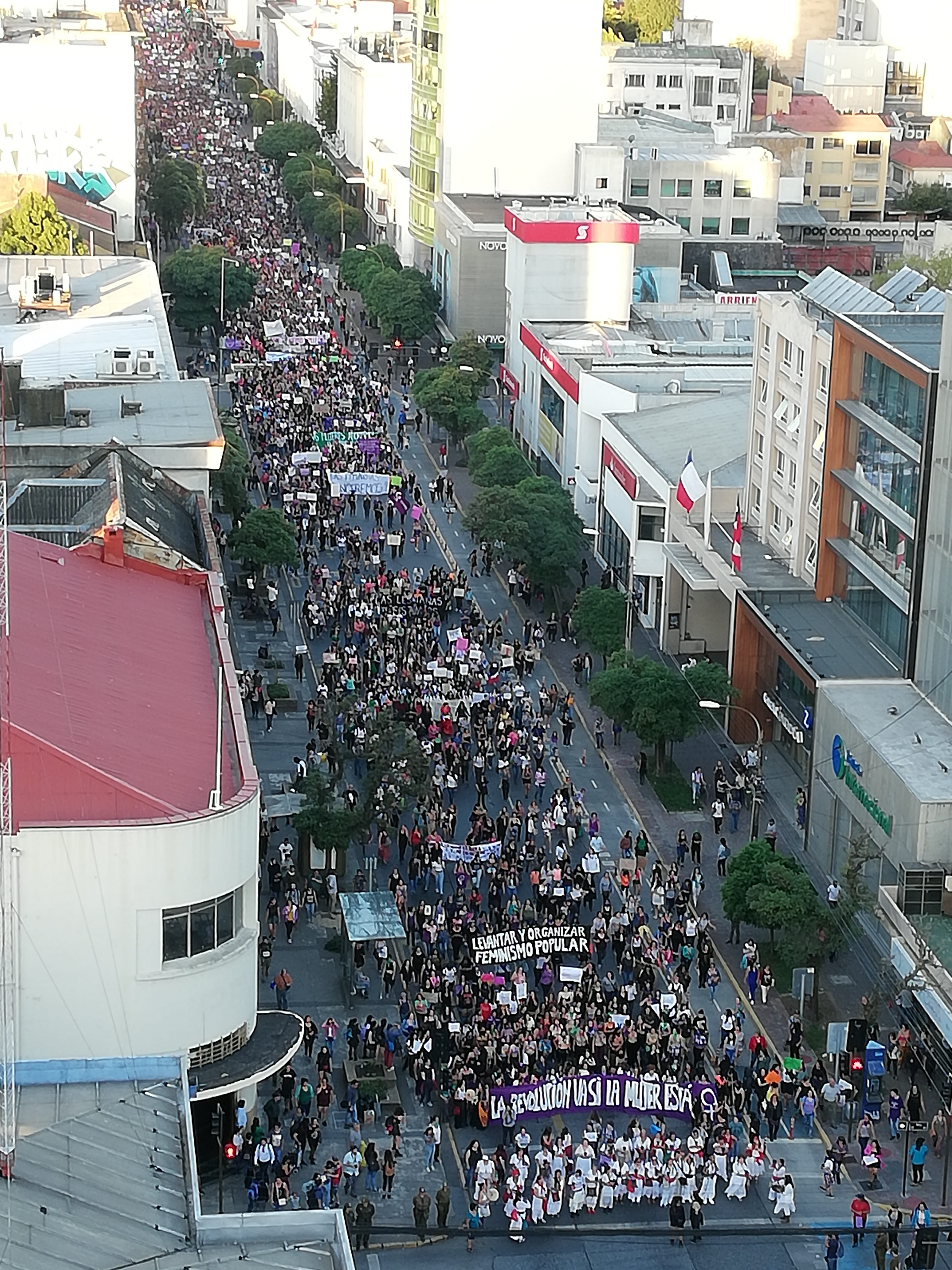 Cerca de 15 mil personas participaron de marcha feminista en Concepción