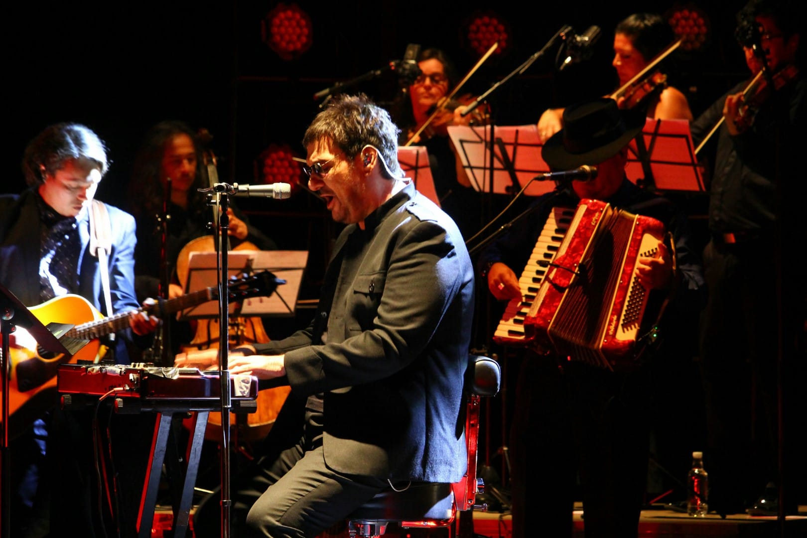 Música para rato:  Así fue el íntimo concierto de Álvaro Henríquez en Teatro Biobío