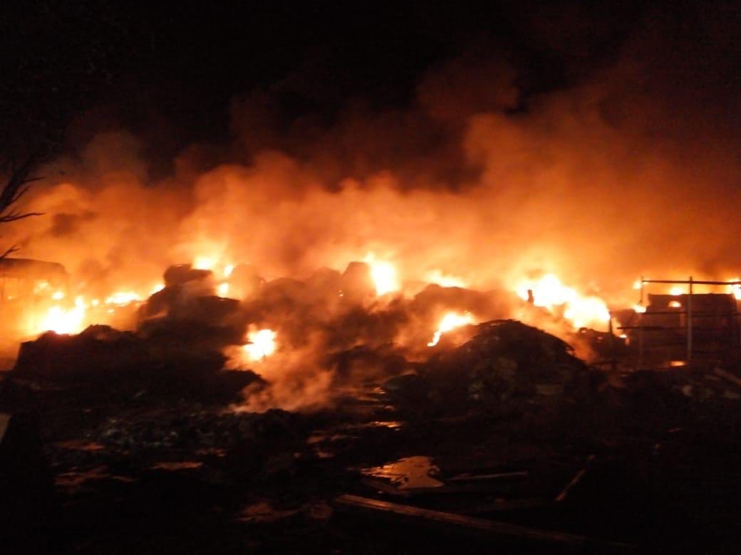 Bomberos trabajó en combate tras rebrote de incendio en acopio de neumáticos en Talcahuano