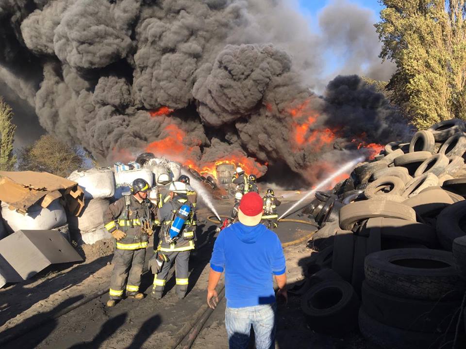 Ordenan sumario contra empresa responsable del gigantesco incendio de neumáticos en Talcahuano