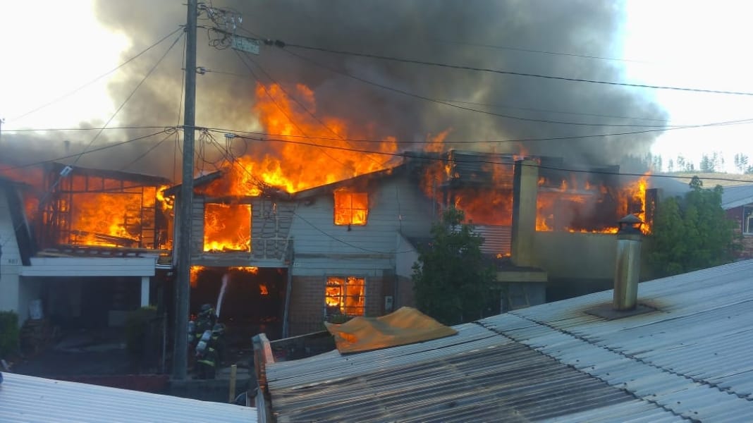 Violento incendio consume al menos tres viviendas en Curanilahue