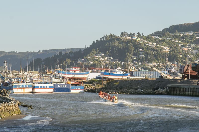 Dos pescadores desaparecidos tras volcar bote en Lebu