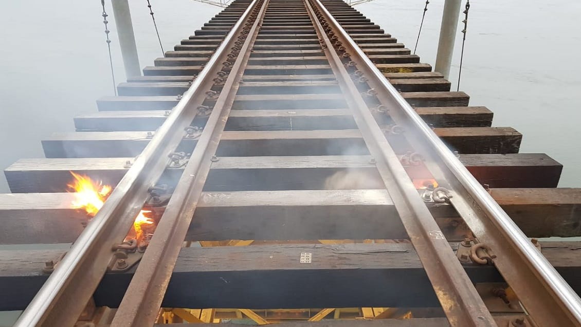 Intendente pone presión a EFE y resalta urgencia de construir nuevo puente ferroviario tras incendio