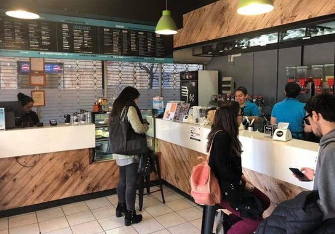 Niño bebió cloro en Concepción: lo dejaron en vaso de conocido café en la Diagonal
