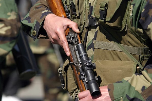 Recuperan fusil de guerra robado tras asalto a regimiento en Concepción
