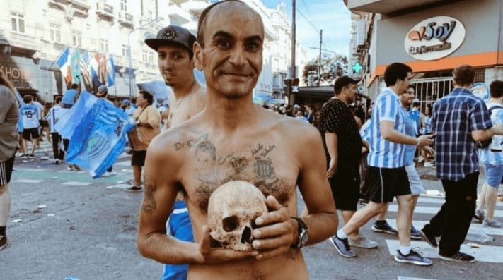 Hincha de Racing llevó el cráneo de su abuelo para celebrar el título