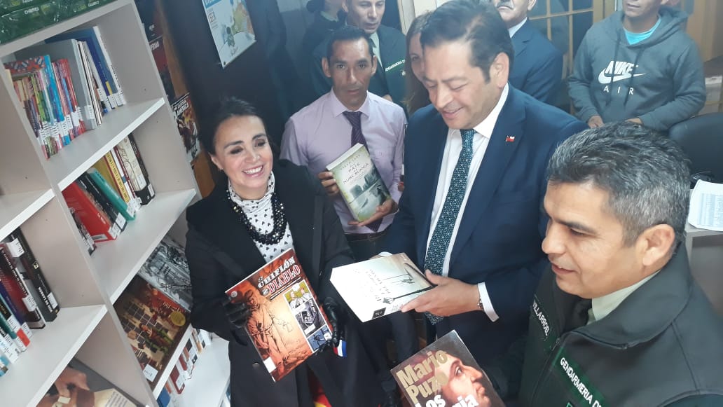 Un paso a la lectura: Internos de la cárcel de Yumbel cuentan con biblioteca