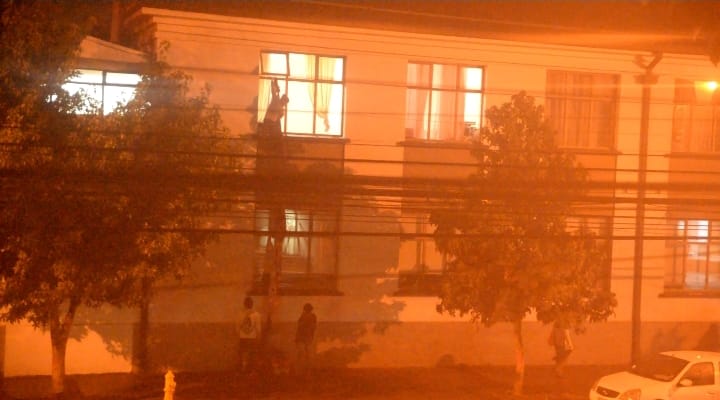 Activan orden de búsqueda de menor que se fugó con cuerda de sábanas desde hogar en Concepción