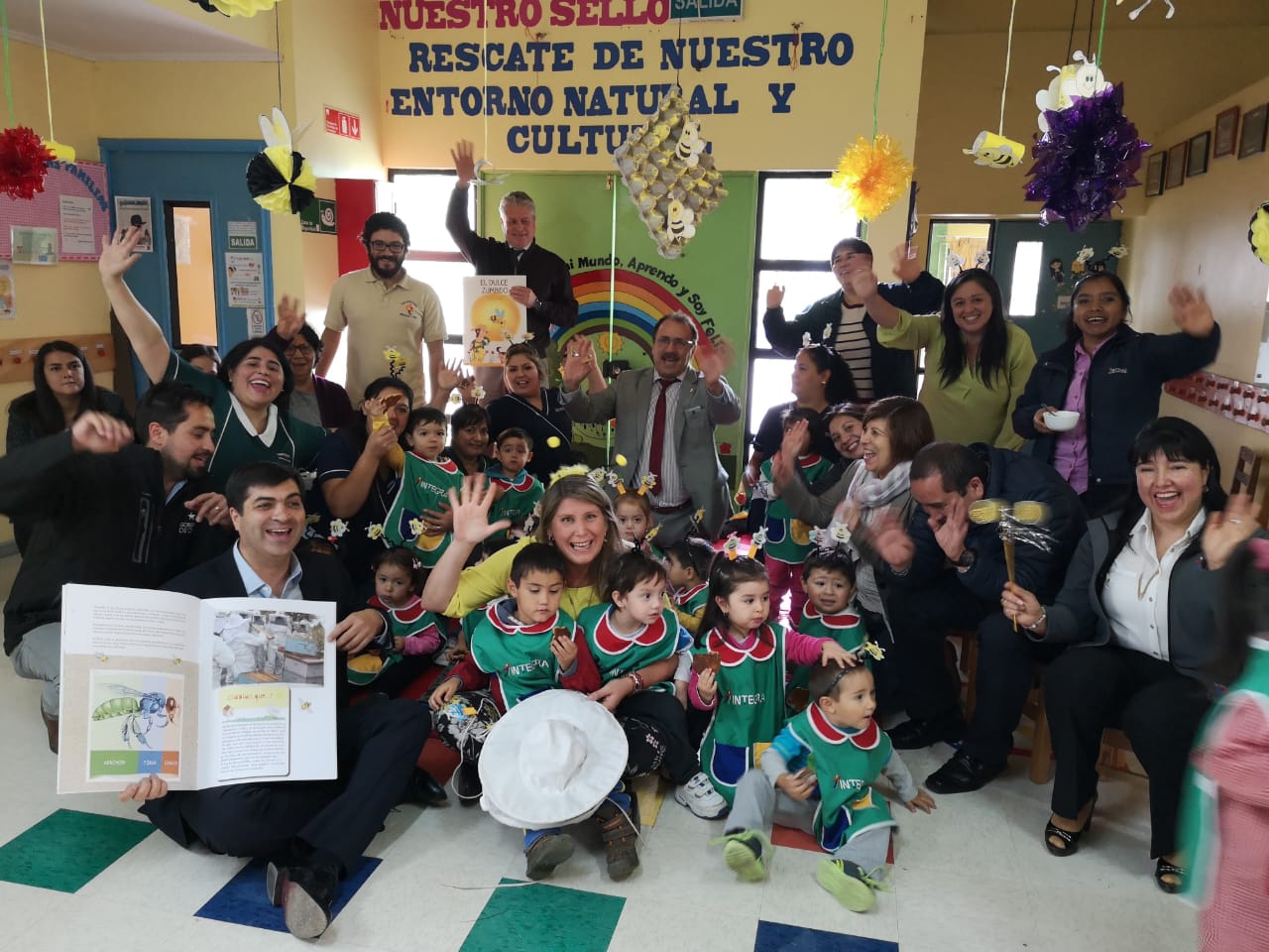 En Concepción presentan entretenido cuento que enseña a los niños el mundo de las abejas
