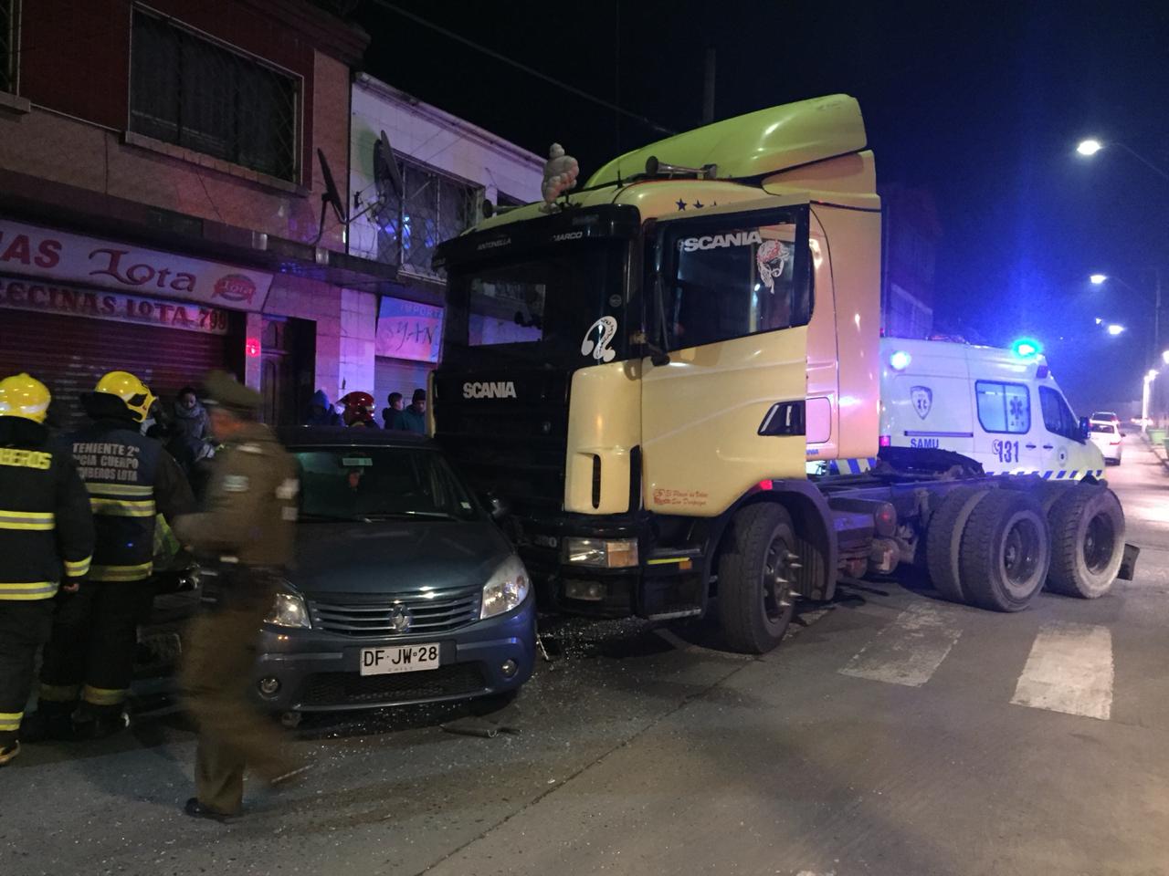 Grave accidente en Lota: camión impacta vehículo dejando a adulto y menor heridos